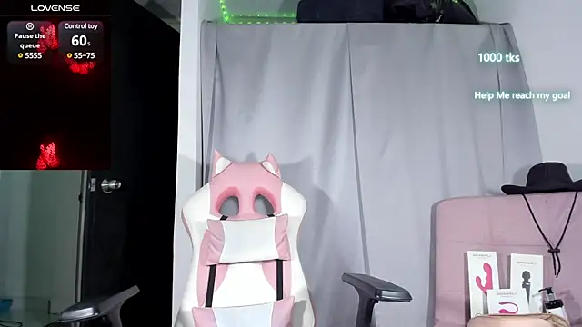 Snapshot of emily_palmeer chatting on 01/28/25, 09:19 emily palmeer online show from 01/28/25, 09:19