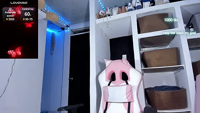 Snapshot of emily_palmeer chatting on 02/08/25, 09:13 emily palmeer online show from 02/08/25, 09:13