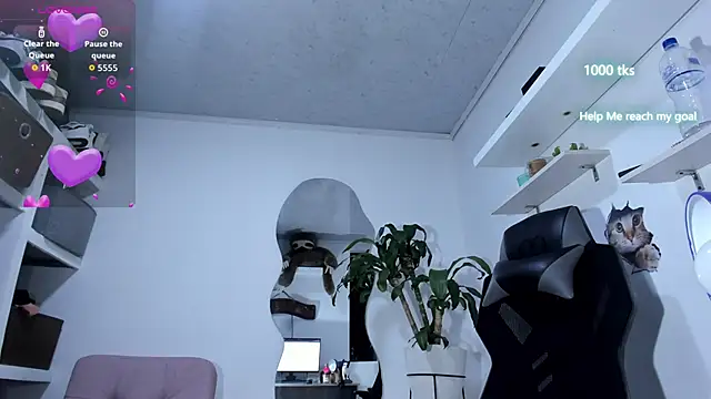 Snapshot of emily_palmeer chatting on 10/06/25, 10:23 emily palmeer online show from 10/06/25, 10:23