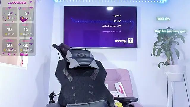 Snapshot of emily_palmeer chatting on 10/13/25, 11:54 emily palmeer online show from 10/13/25, 11:54