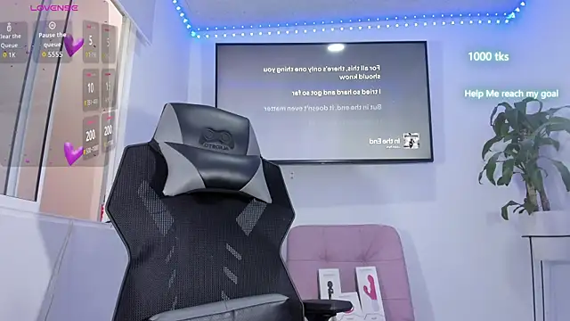 Snapshot of emily_palmeer chatting on 10/18/25, 11:33 emily palmeer online show from 10/18/25, 11:33