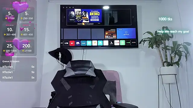 Snapshot of emily_palmeer chatting on 11/16/25, 11:05 emily palmeer online show from 11/16/25, 11:05