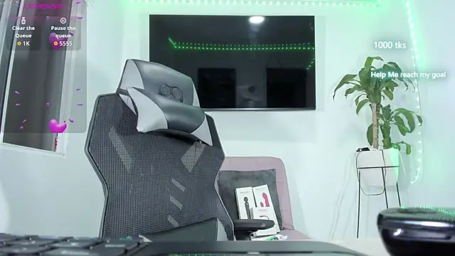 Snapshot of emily_palmeer chatting on 11/27/25, 10:39 emily palmeer online show from 11/27/25, 10:39