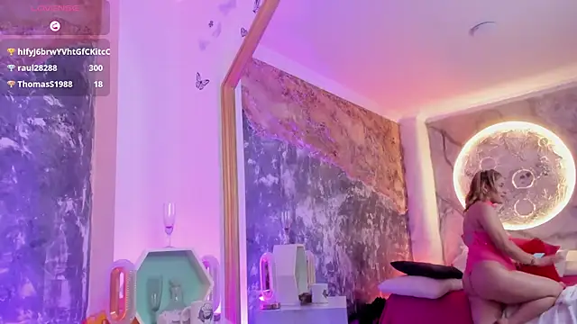 Snapshot of AuroraRojas chatting on 03/08/25, 06:21 AuroraRojas online show from 03/08/25, 06:21