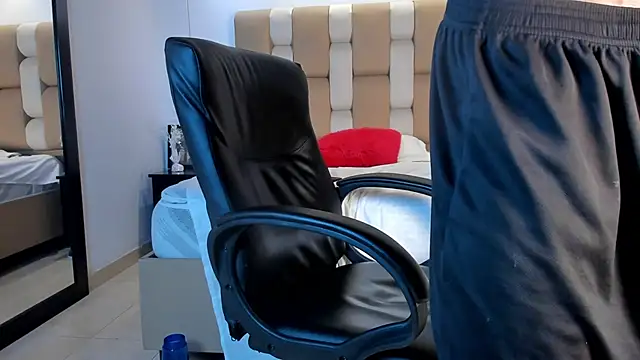 Snapshot of Aaron_Scoot chatting on 12/08/24, 12:18 Aaron Scoot online show from 12/08/24, 12:18