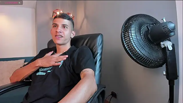 Snapshot of Aaron_Scoot chatting on 12/18/24, 11:30 Aaron Scoot online show from 12/18/24, 11:30