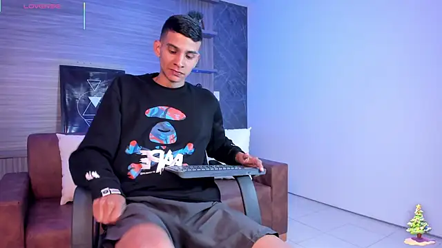 Snapshot of Aaron_Scoot chatting on 12/17/25, 11:38 Aaron Scoot online show from 12/17/25, 11:38