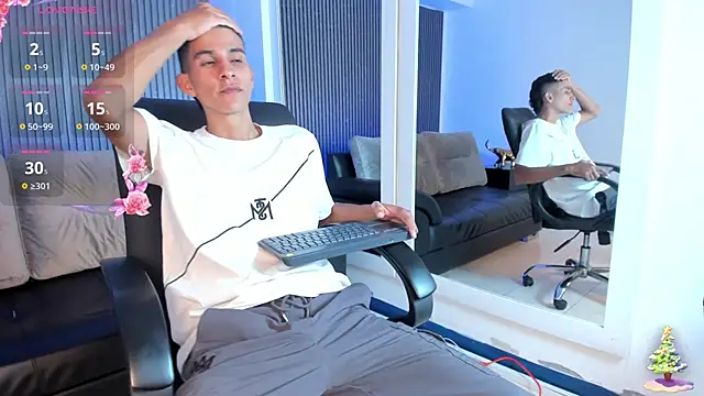 Snapshot of Aaron_Scoot chatting on 12/19/25, 11:17 Aaron Scoot online show from 12/19/25, 11:17