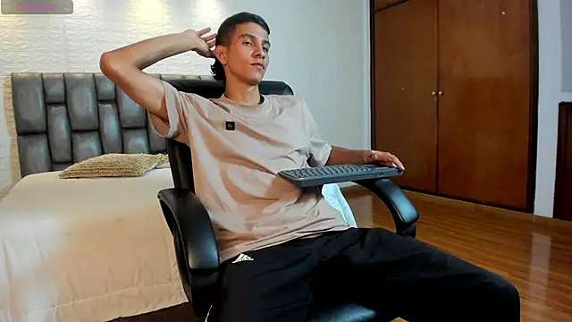 Aaron Scoot online show from 04/14/26, 08:26