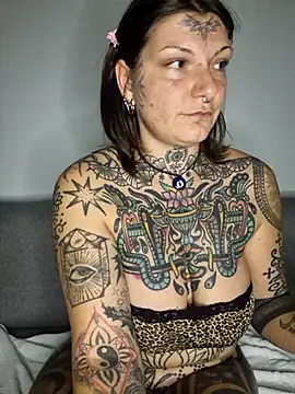 lizzardqueeen online show from 11/24/25, 10:09