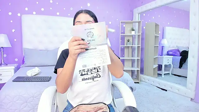 Snapshot of scarlette_15_ chatting on 11/08/25, 01:39 scarlette 15 online show from 11/08/25, 01:39