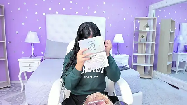 Snapshot of scarlette_15_ chatting on 11/13/25, 03:27 scarlette 15 online show from 11/13/25, 03:27