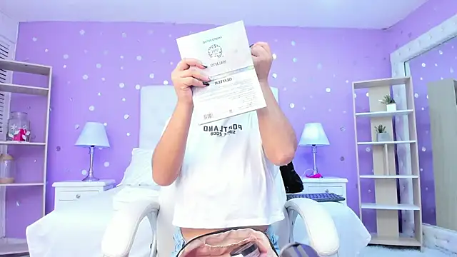 Snapshot of scarlette_15_ chatting on 11/14/25, 03:16 scarlette 15 online show from 11/14/25, 03:16