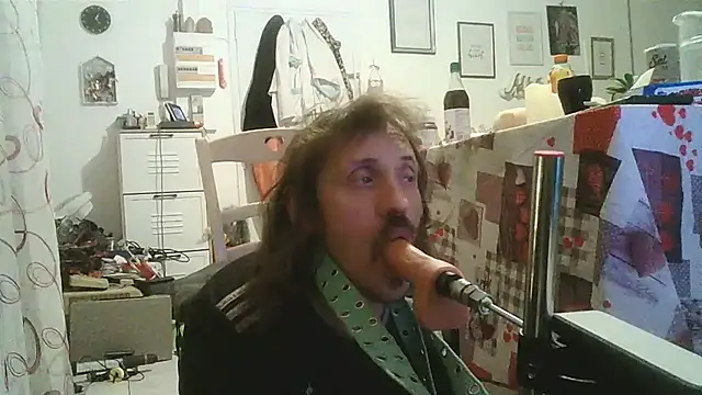 Snapshot of cyril020202 chatting on 11/10/25, 05:23 cyril020202 online show from 11/10/25, 05:23