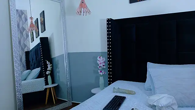 hotlatinateacher online show from 11/07/25, 06:52