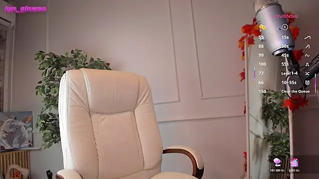 Snapshot of AdalynGlows chatting on 10/24/25, 09:33 AdalynGlows online show from 10/24/25, 09:33