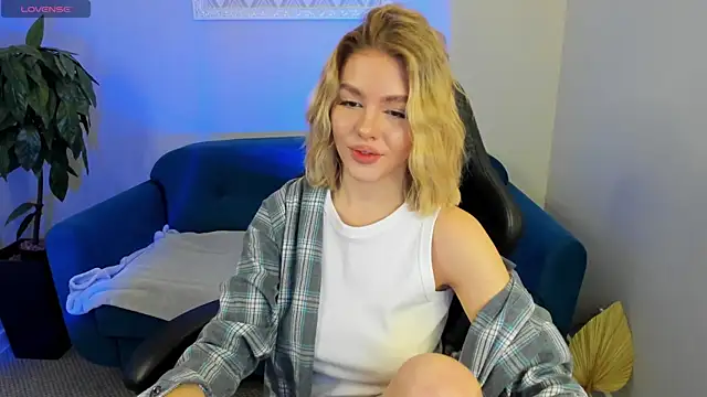 Snapshot of Anna_Robinson chatting on 03/15/25, 01:08 Anna Robinson online show from 03/15/25, 01:08