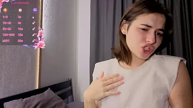 Snapshot of AmiCumOn chatting on 10/21/25, 09:54 AmiCumOn online show from 10/21/25, 09:54