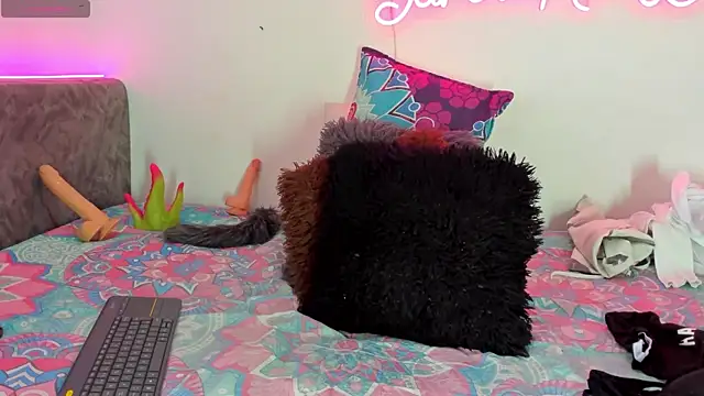 BarbieHotLaura online show from 11/12/25, 07:35