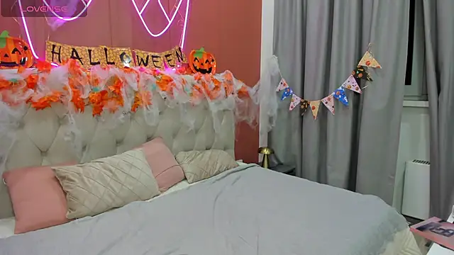 Snapshot of MonikaCharming chatting on 10/23/25, 12:43 MonikaCharming online show from 10/23/25, 12:43