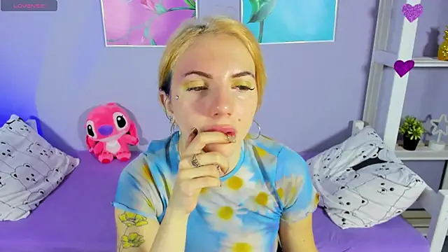 Snapshot of AnneTenet chatting on 12/04/24, 04:10 AnneTenet online show from 12/04/24, 04:10