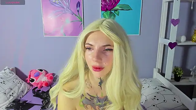 Snapshot of AnneTenet chatting on 12/13/24, 03:05 AnneTenet online show from 12/13/24, 03:05