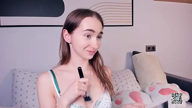 Snapshot of PollyBeev chatting on 09/14/25, 07:18 PollyBeev online show from 09/14/25, 07:18