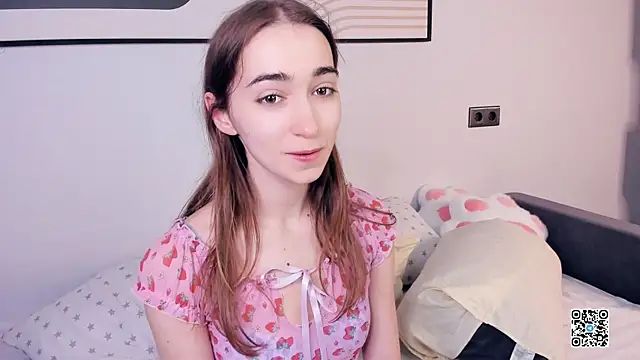 Snapshot of PollyBeev chatting on 09/18/25, 07:32 PollyBeev online show from 09/18/25, 07:32