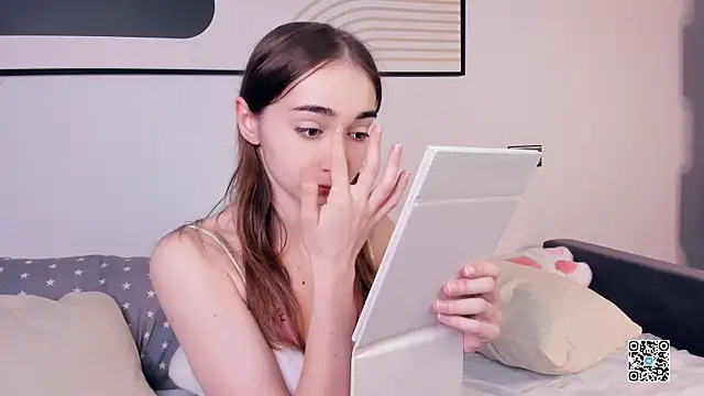 Snapshot of PollyBeev chatting on 09/19/25, 09:00 PollyBeev online show from 09/19/25, 09:00