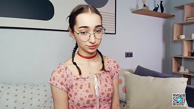 Snapshot of PollyBeev chatting on 10/07/25, 07:49 PollyBeev online show from 10/07/25, 07:49