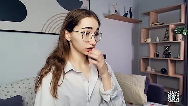 Snapshot of PollyBeev chatting on 10/10/25, 07:18 PollyBeev online show from 10/10/25, 07:18