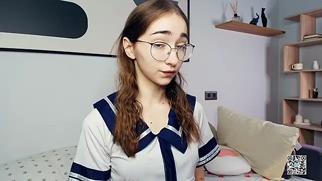 Snapshot of PollyBeev chatting on 10/11/25, 06:45 PollyBeev online show from 10/11/25, 06:45