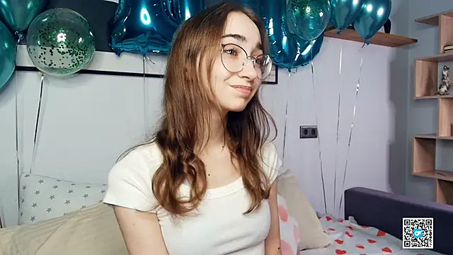 Snapshot of PollyBeev chatting on 10/12/25, 07:07 PollyBeev online show from 10/12/25, 07:07