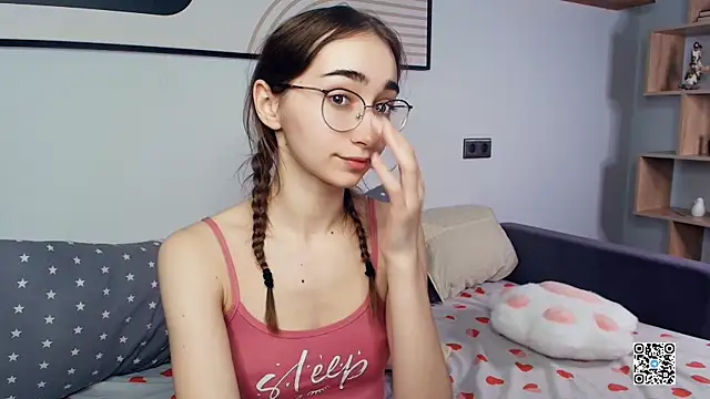 Snapshot of PollyBeev chatting on 10/19/25, 07:36 PollyBeev online show from 10/19/25, 07:36