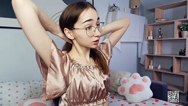 Snapshot of PollyBeev chatting on 10/24/25, 07:27 PollyBeev online show from 10/24/25, 07:27