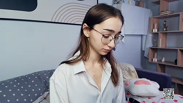 Snapshot of PollyBeev chatting on 10/25/25, 06:21 PollyBeev online show from 10/25/25, 06:21