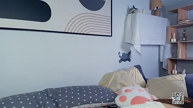 Snapshot of PollyBeev chatting on 10/26/25, 07:25 PollyBeev online show from 10/26/25, 07:25