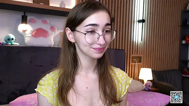 Snapshot of PollyBeev chatting on 11/08/25, 06:46 PollyBeev online show from 11/08/25, 06:46