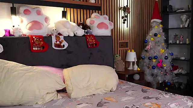 Snapshot of PollyBeev chatting on 12/20/25, 08:54 PollyBeev online show from 12/20/25, 08:54