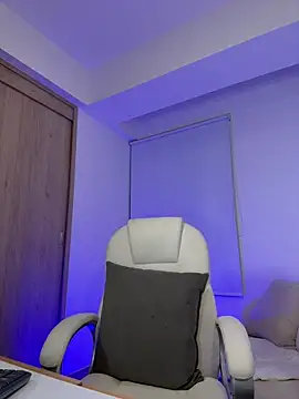 Snapshot of Lanataylor- chatting on 10/25/25, 12:29 Lanataylor- online show from 10/25/25, 12:29