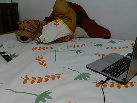 Snapshot of camm1205- chatting on 09/08/25, 04:28 camm1205- online show from 09/08/25, 04:28