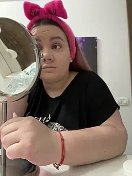 Snapshot of MelanieBrownn chatting on 12/18/24, 02:32 MelanieBrownn online show from 12/18/24, 02:32