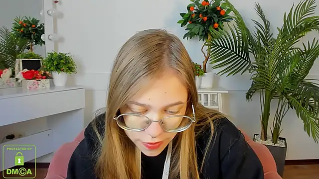 LayriantaVee online show from 10/12/25, 06:12