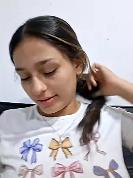 Snapshot of Ary-18 chatting on 04/13/26, 01:49 Ary-18 online show from 04/13/26, 01:49