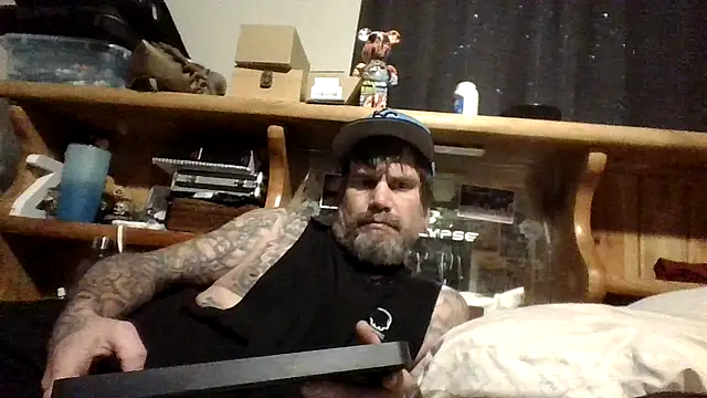 Snapshot of clitstitsandbongrips chatting on 10/17/25, 02:52 clitstitsandbongrips online show from 10/17/25, 02:52