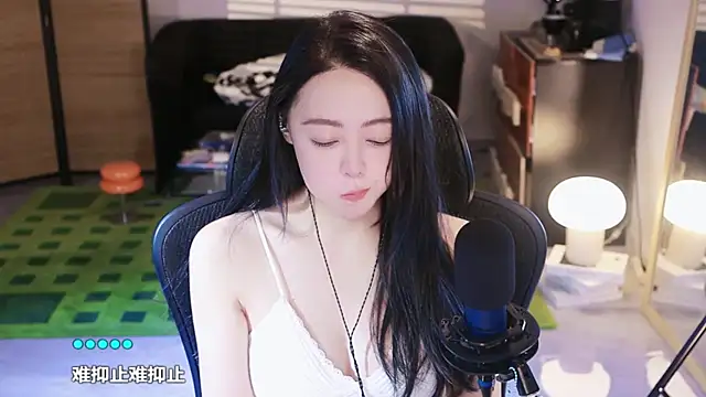Snapshot of Roseonly_ chatting on 10/13/25, 05:07 Roseonly online show from 10/13/25, 05:07
