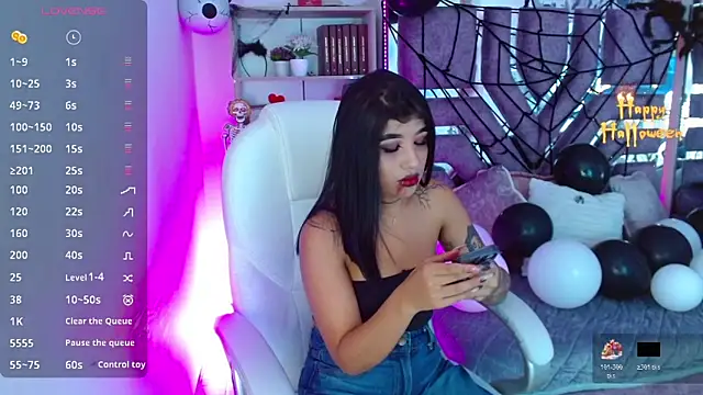 AliceWalker 11 online show from 10/19/25, 09:04