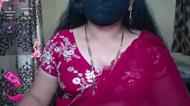 Snapshot of Queen_sakshi chatting on 11/25/25, 06:19 Queen sakshi online show from 11/25/25, 06:19