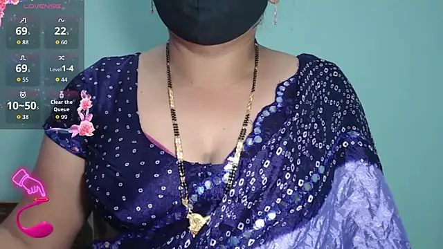 Snapshot of Queen_sakshi chatting on 12/14/25, 04:23 Queen sakshi online show from 12/14/25, 04:23