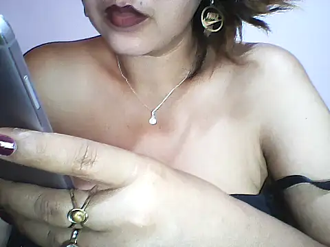 layanah12 online show from 01/11/25, 03:42